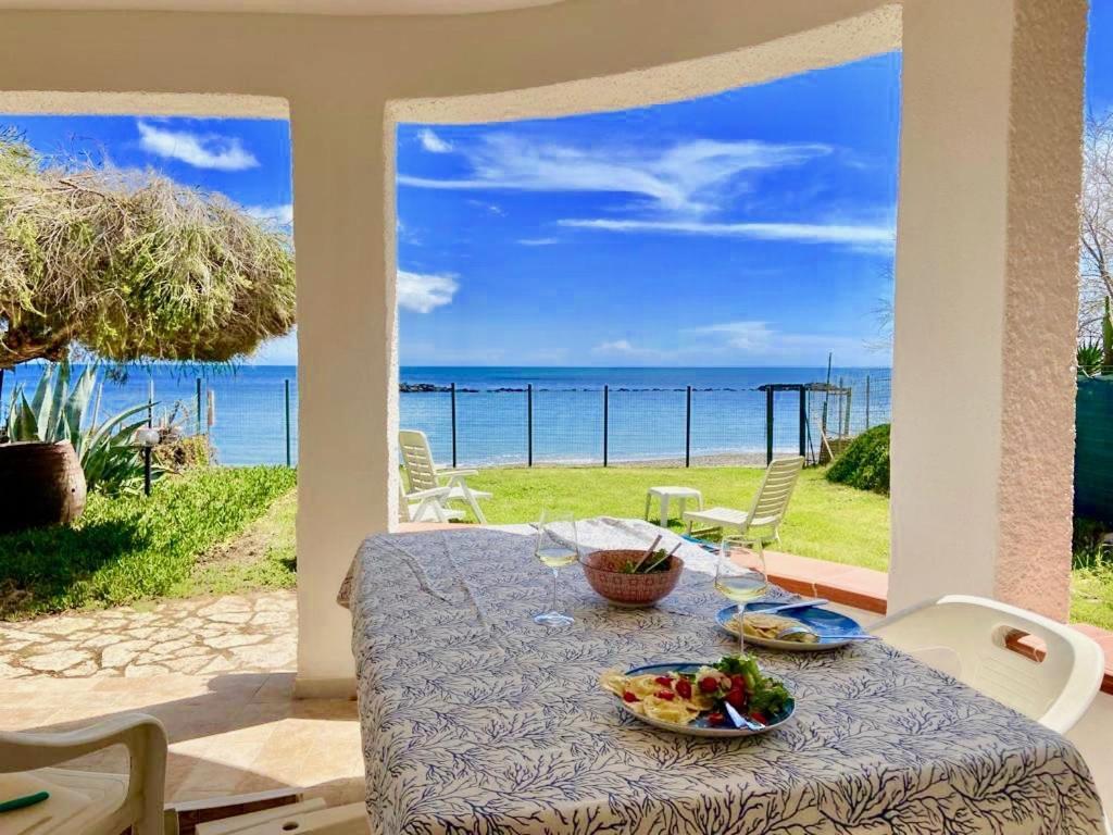 Paradise Beachfront Villa, Porto Columbu, Sardinia Porto Columbu - Perd'E Sali Экстерьер фото